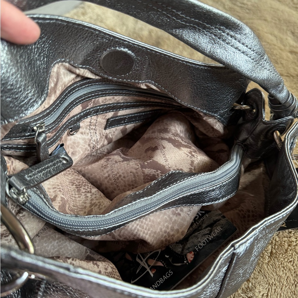 B Makowsky large silver shoulder bag with lots of pockets. - Picture 5 of 7